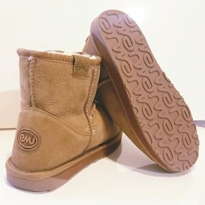 Women's Emu Short Boots size 6